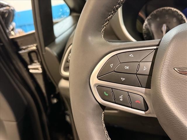 Used 2025 Diamond Black Chrysler Select image 20