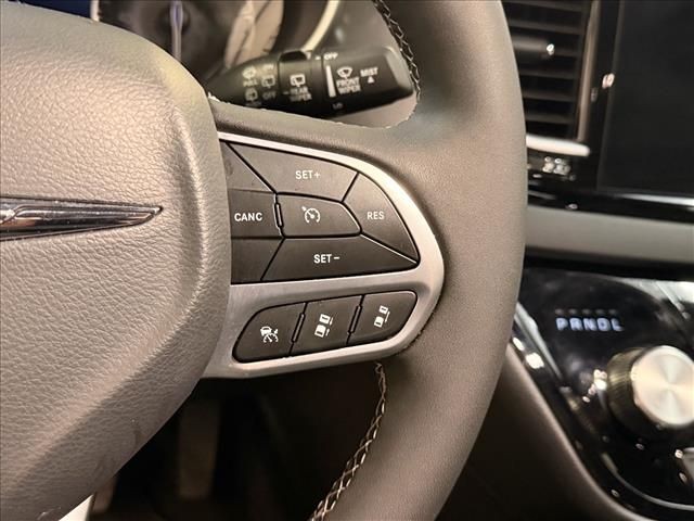 Used 2025 Diamond Black Chrysler Select image 22