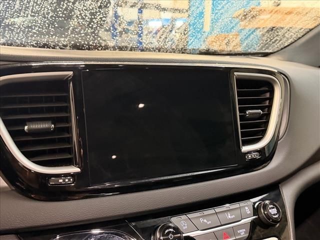 Used 2025 Diamond Black Chrysler Select image 23