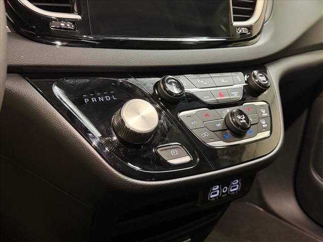 Used 2025 Diamond Black Chrysler Select image 24