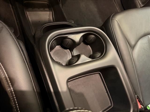 Used 2025 Diamond Black Chrysler Select image 27