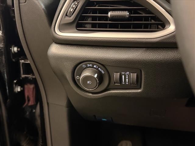 Used 2025 Diamond Black Chrysler Select image 28