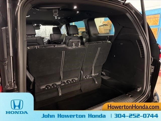 Used 2025 Diamond Black Chrysler Select image 30