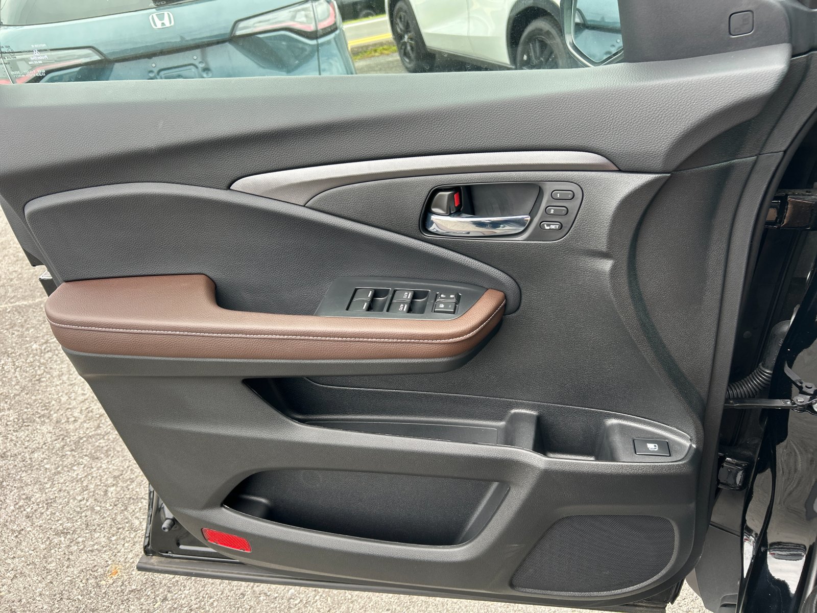 New 2025 Crystal Black Pearl Honda AWD RTL image 12