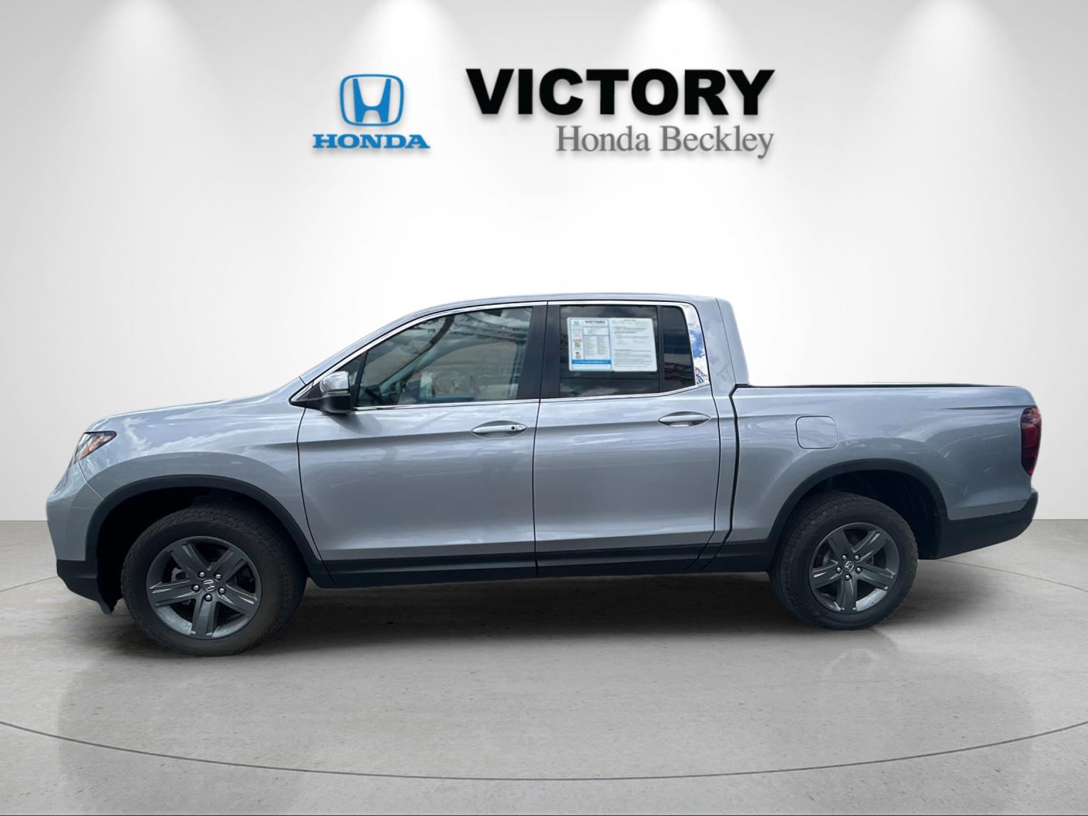 Used 2023 Lunar Silver Metallic Honda RTL image 2