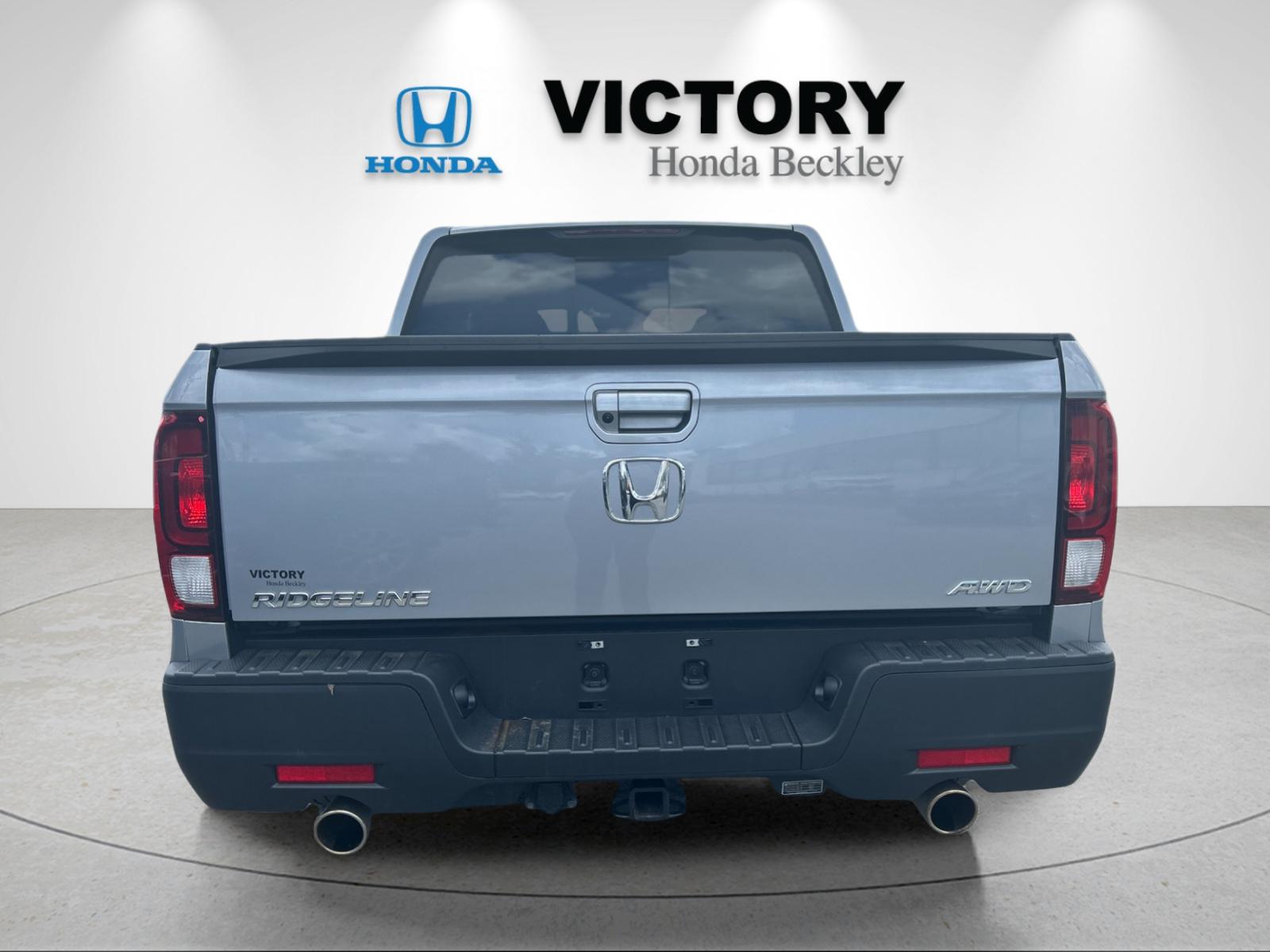 Used 2023 Lunar Silver Metallic Honda RTL image 4