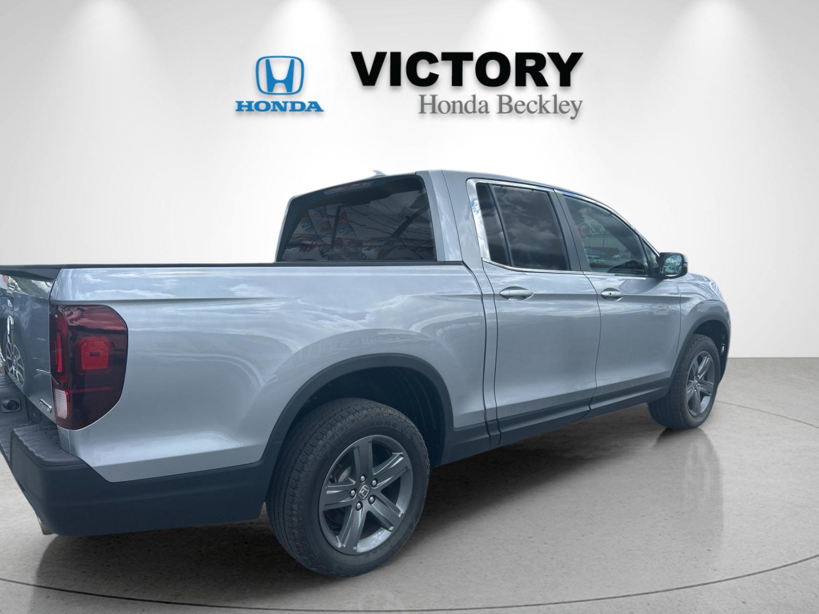 Used 2023 Lunar Silver Metallic Honda RTL image 5