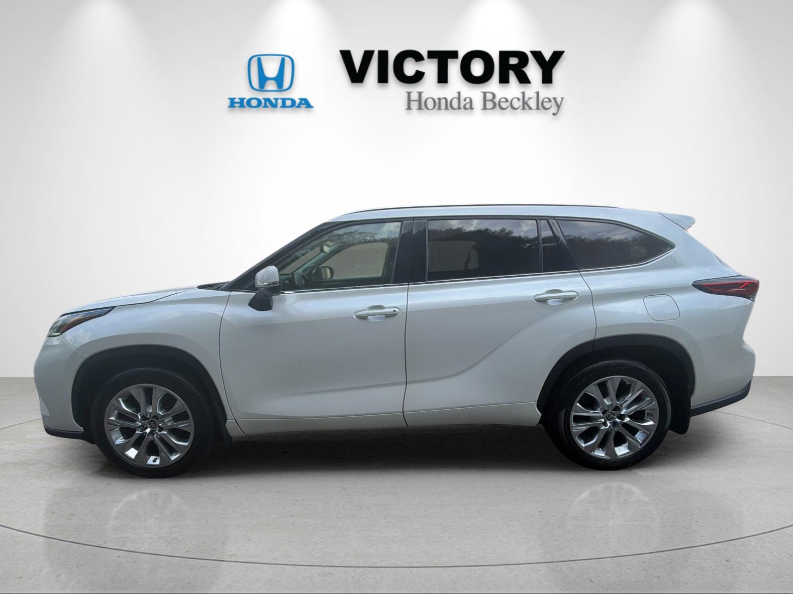 Used 2021 Blizzard Pearl Toyota Limited image 2