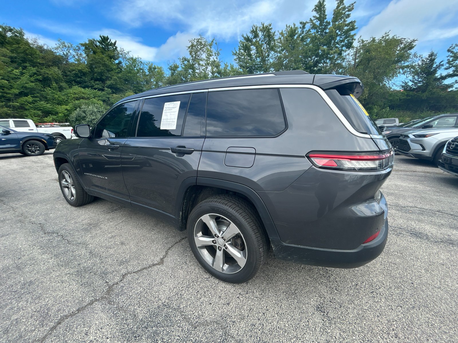 Used 2022 Gray Metallic Jeep Limited image 3