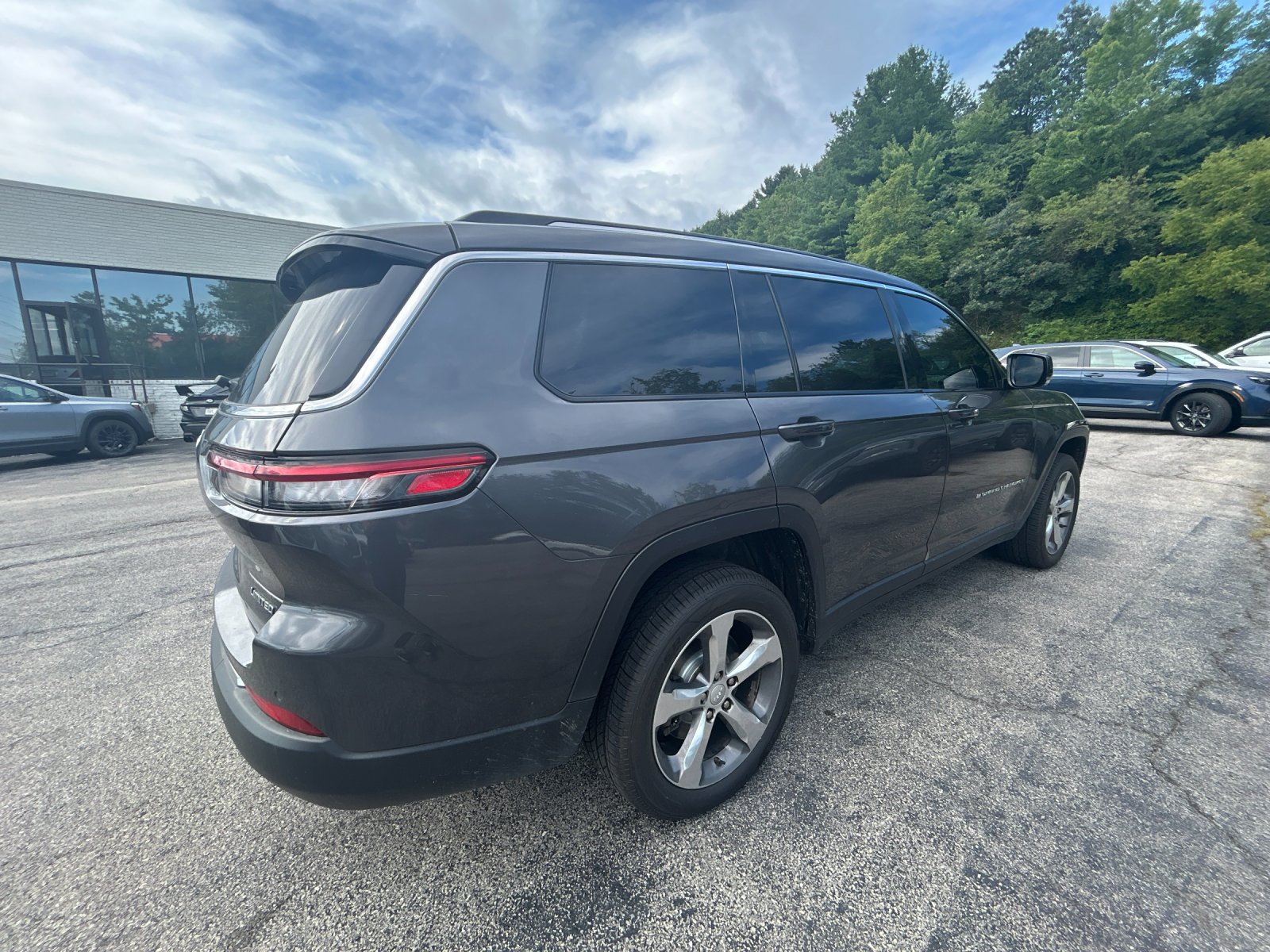 Used 2022 Gray Metallic Jeep Limited image 5