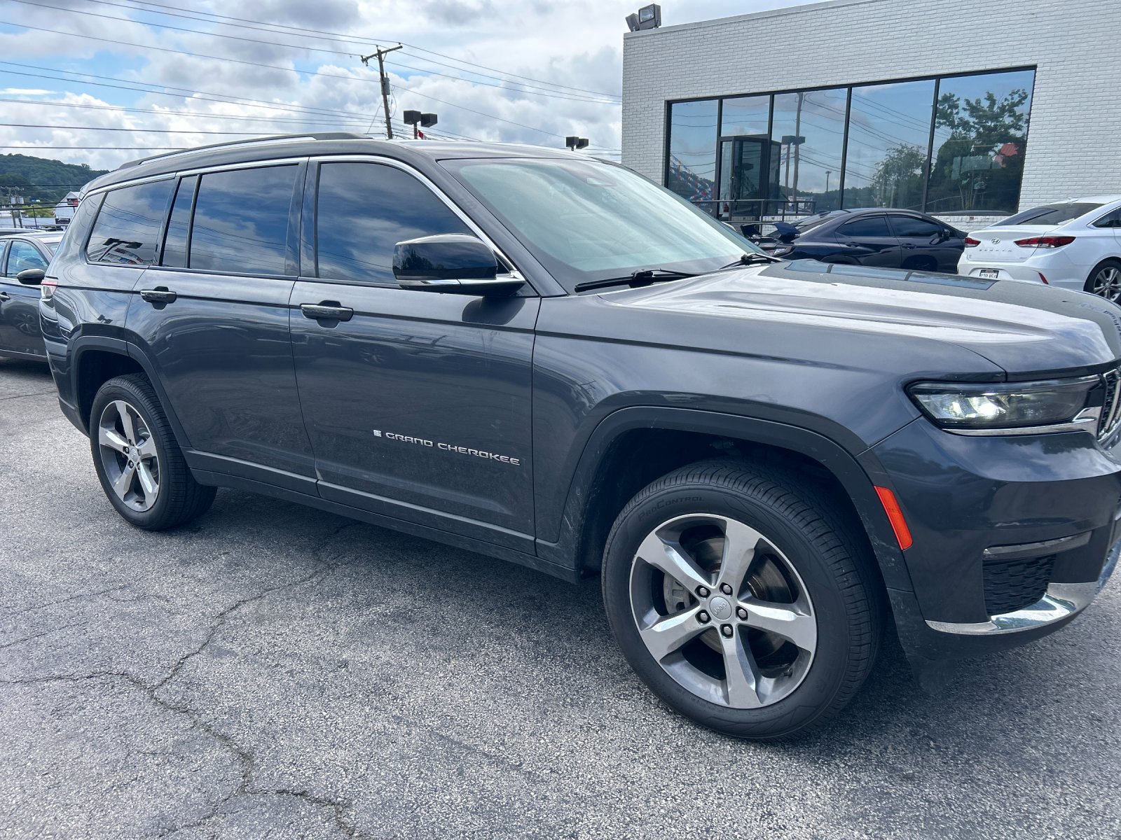 Used 2022 Gray Metallic Jeep Limited image 7