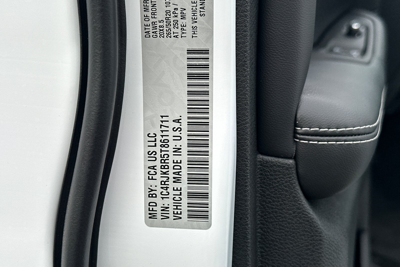 New 2026 Bright White Clear-Coat Exterior Paint Jeep Limited image 29