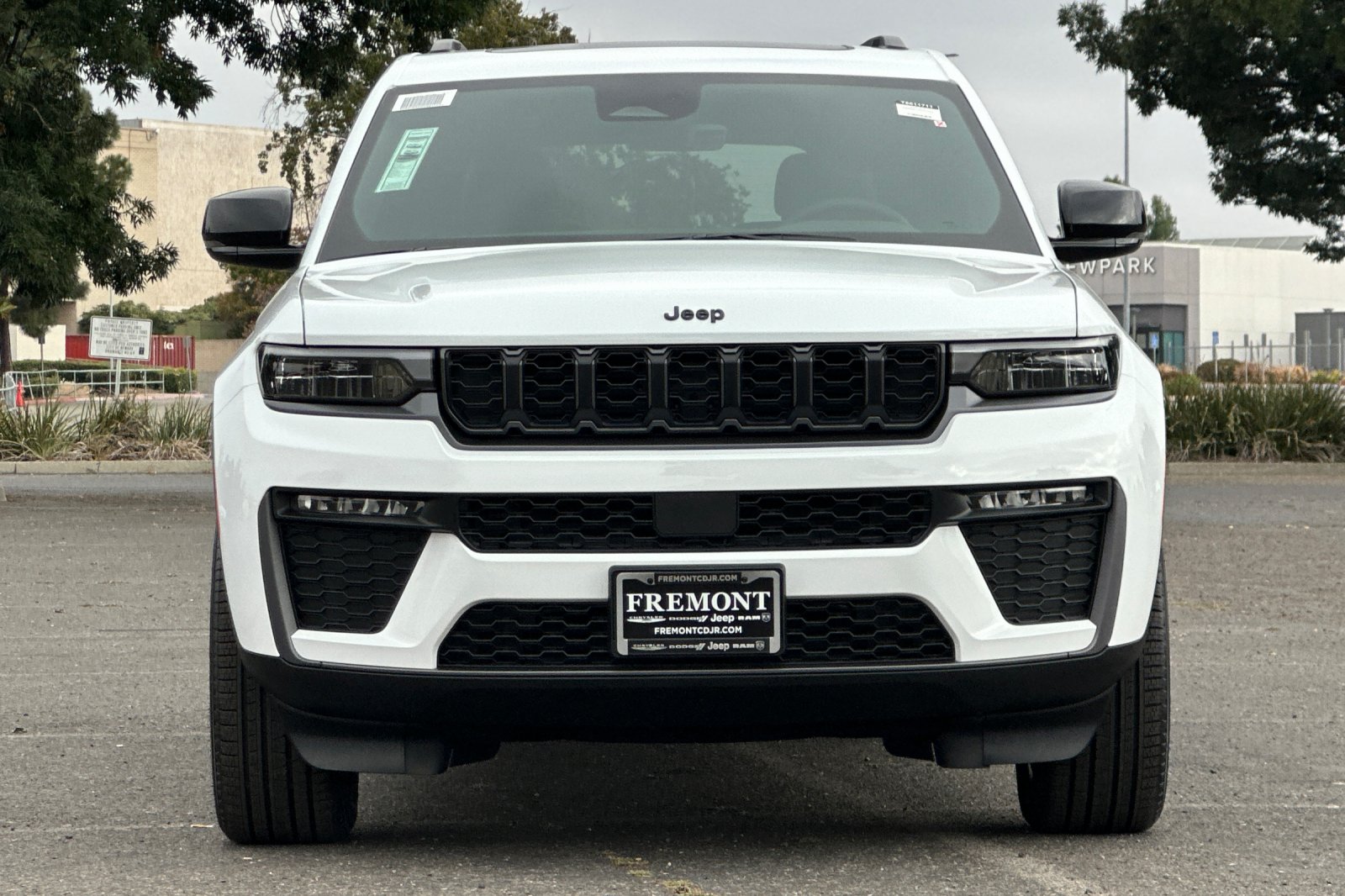 New 2026 Bright White Clear-Coat Exterior Paint Jeep Limited image 8