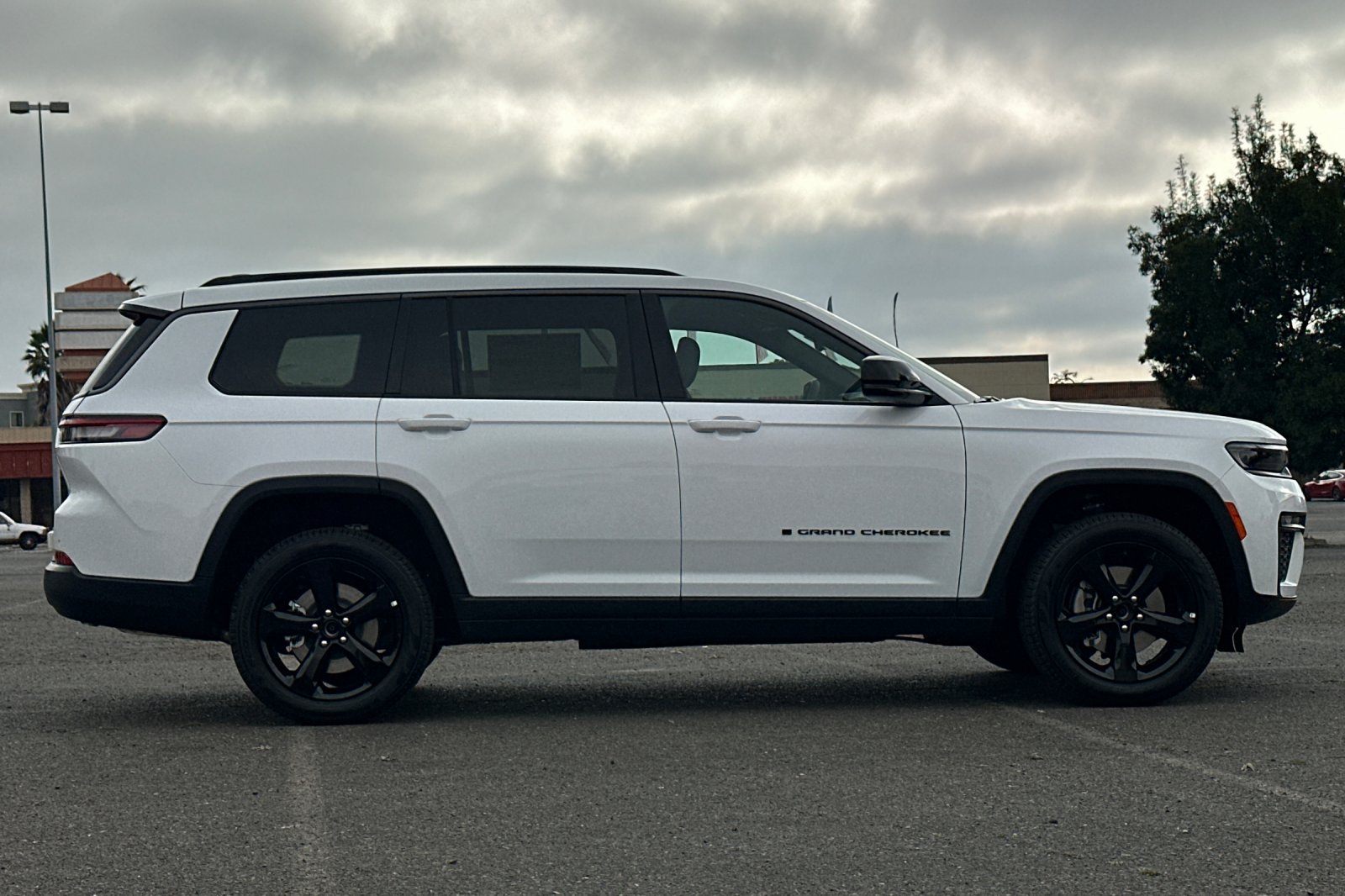 New 2026 Bright White Clear-Coat Exterior Paint Jeep Limited image 2