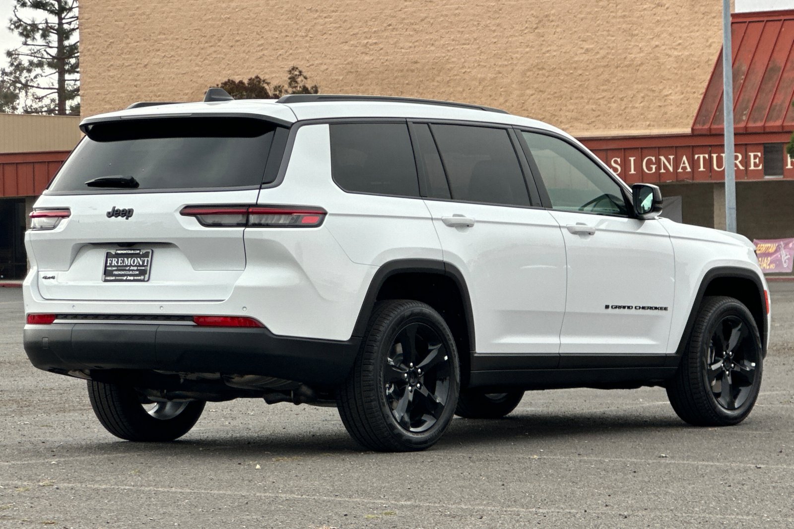 New 2026 Bright White Clear-Coat Exterior Paint Jeep Limited image 3