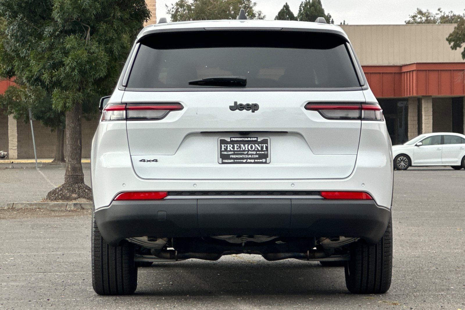 New 2026 Bright White Clear-Coat Exterior Paint Jeep Limited image 4