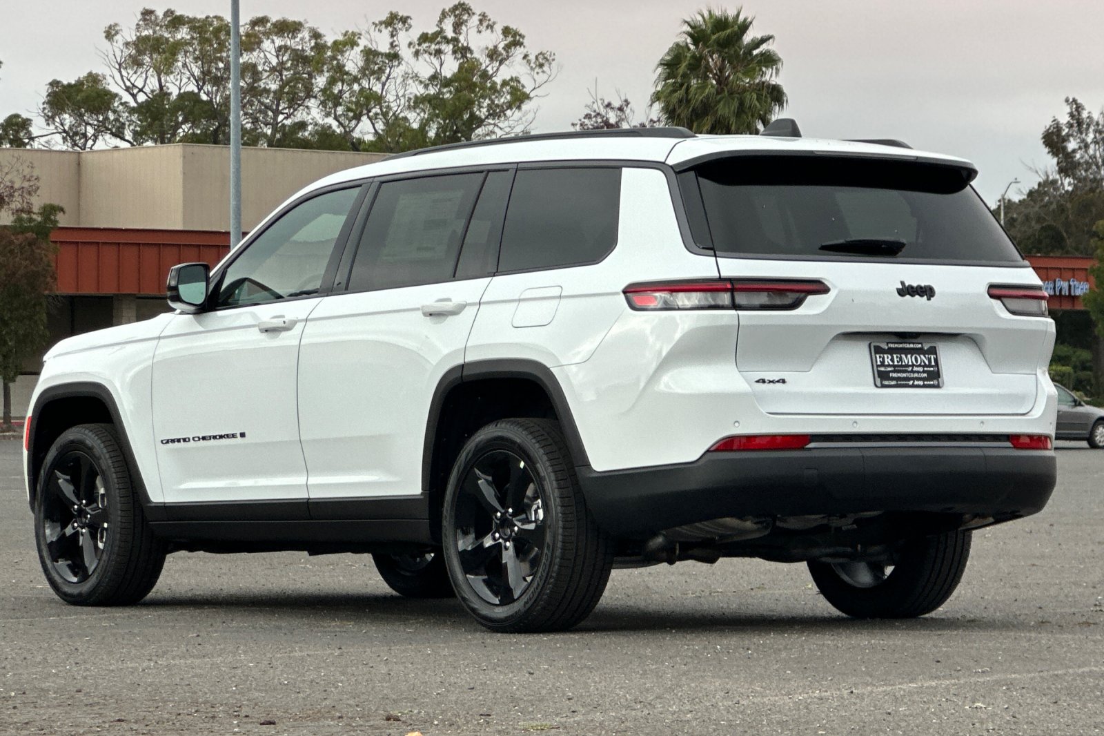New 2026 Bright White Clear-Coat Exterior Paint Jeep Limited image 5