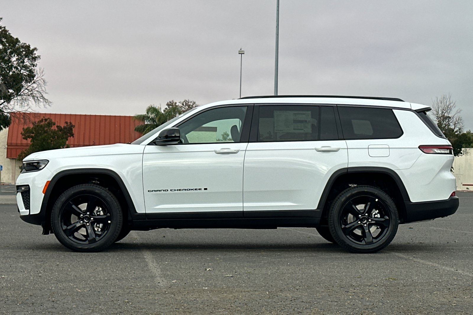 New 2026 Bright White Clear-Coat Exterior Paint Jeep Limited image 6