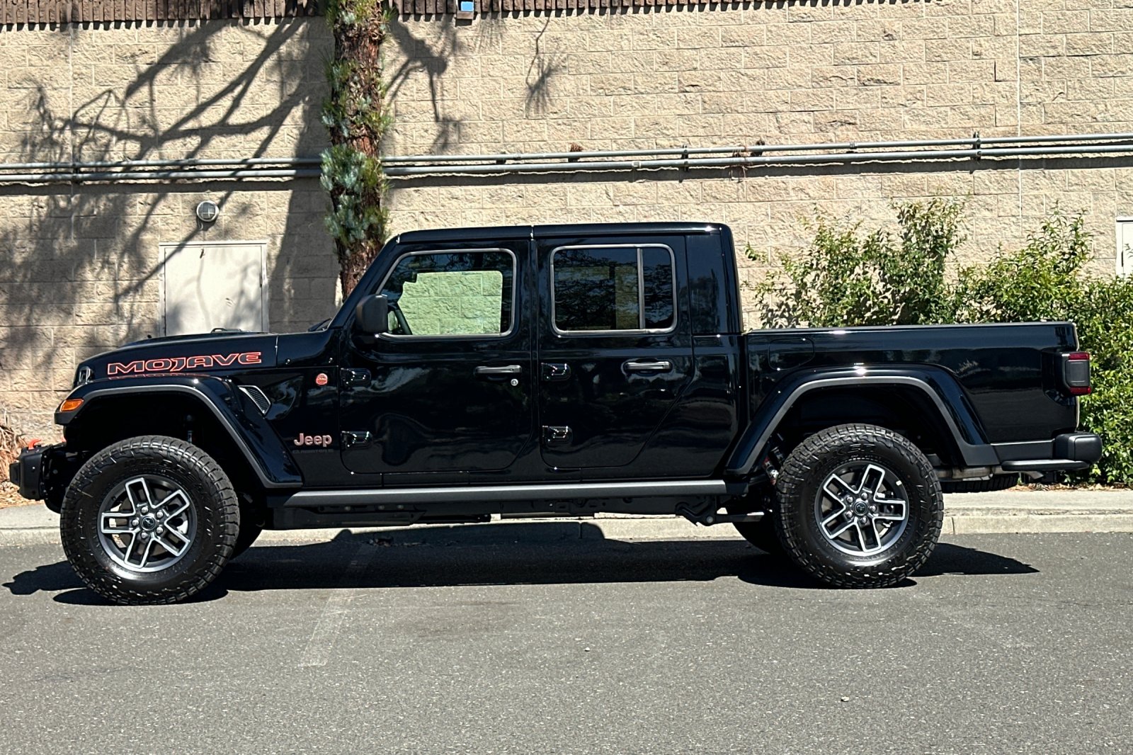 New 2026 Black Clear-Coat Exterior Paint Jeep Mojave X image 6