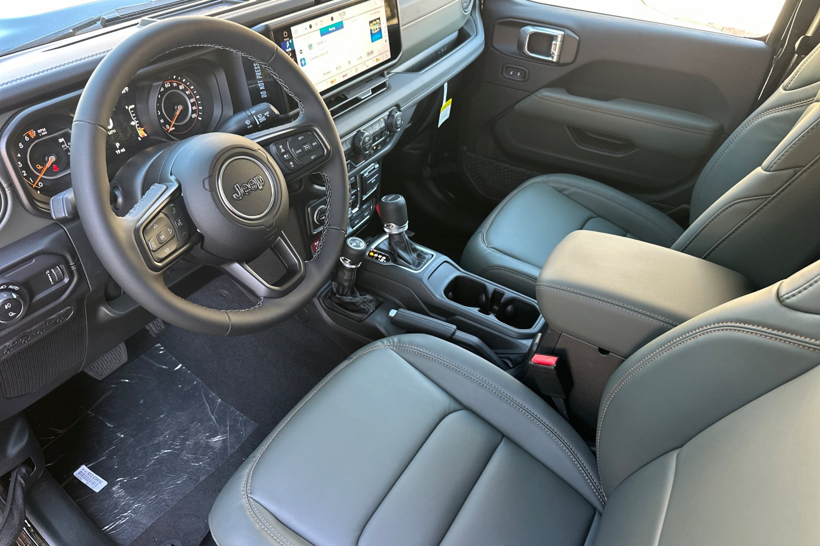 New 2026 Black Clear-Coat Exterior Paint Jeep Mojave X image 9