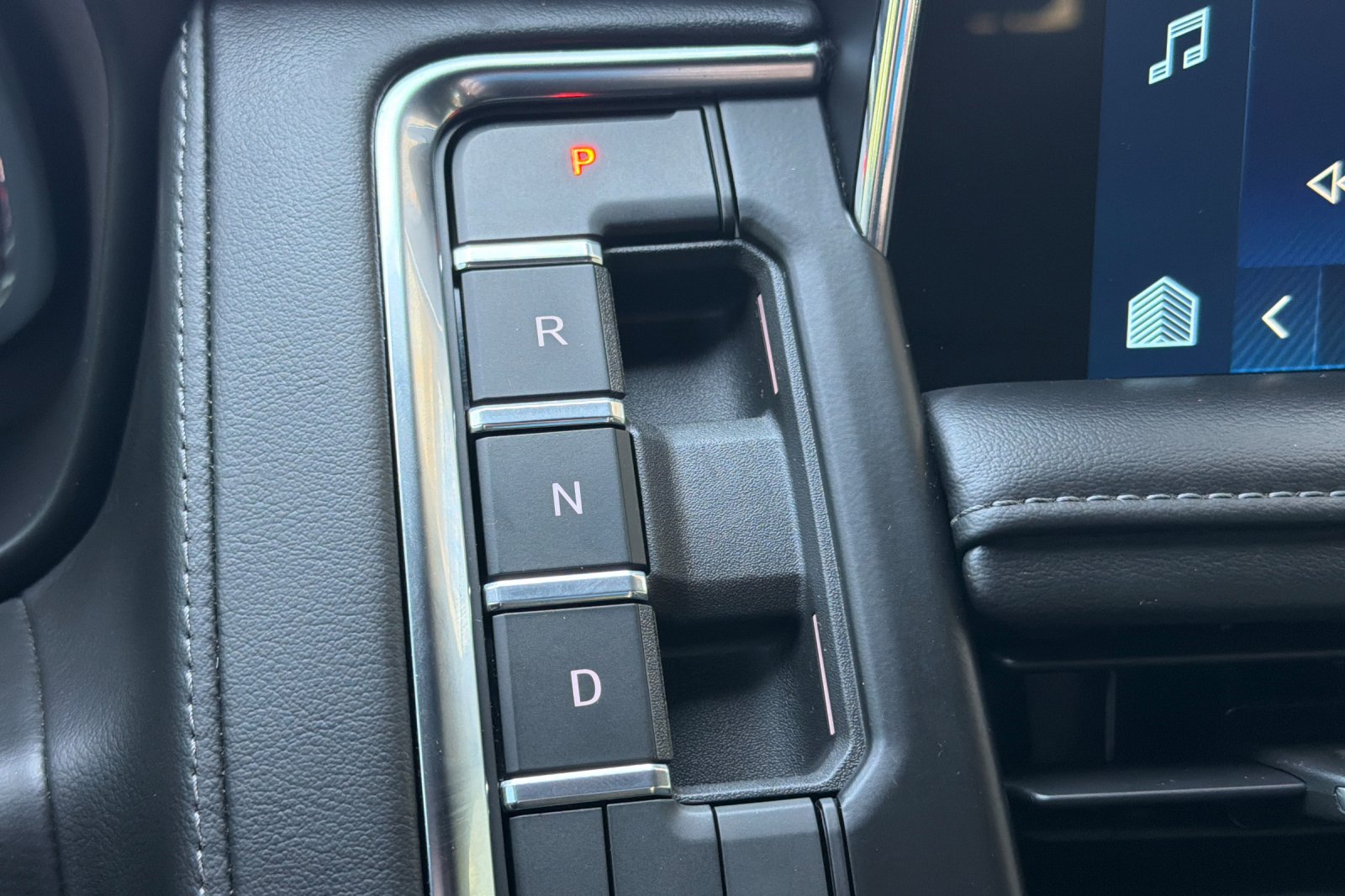 Used 2022 Gray Chevrolet Z71 image 18