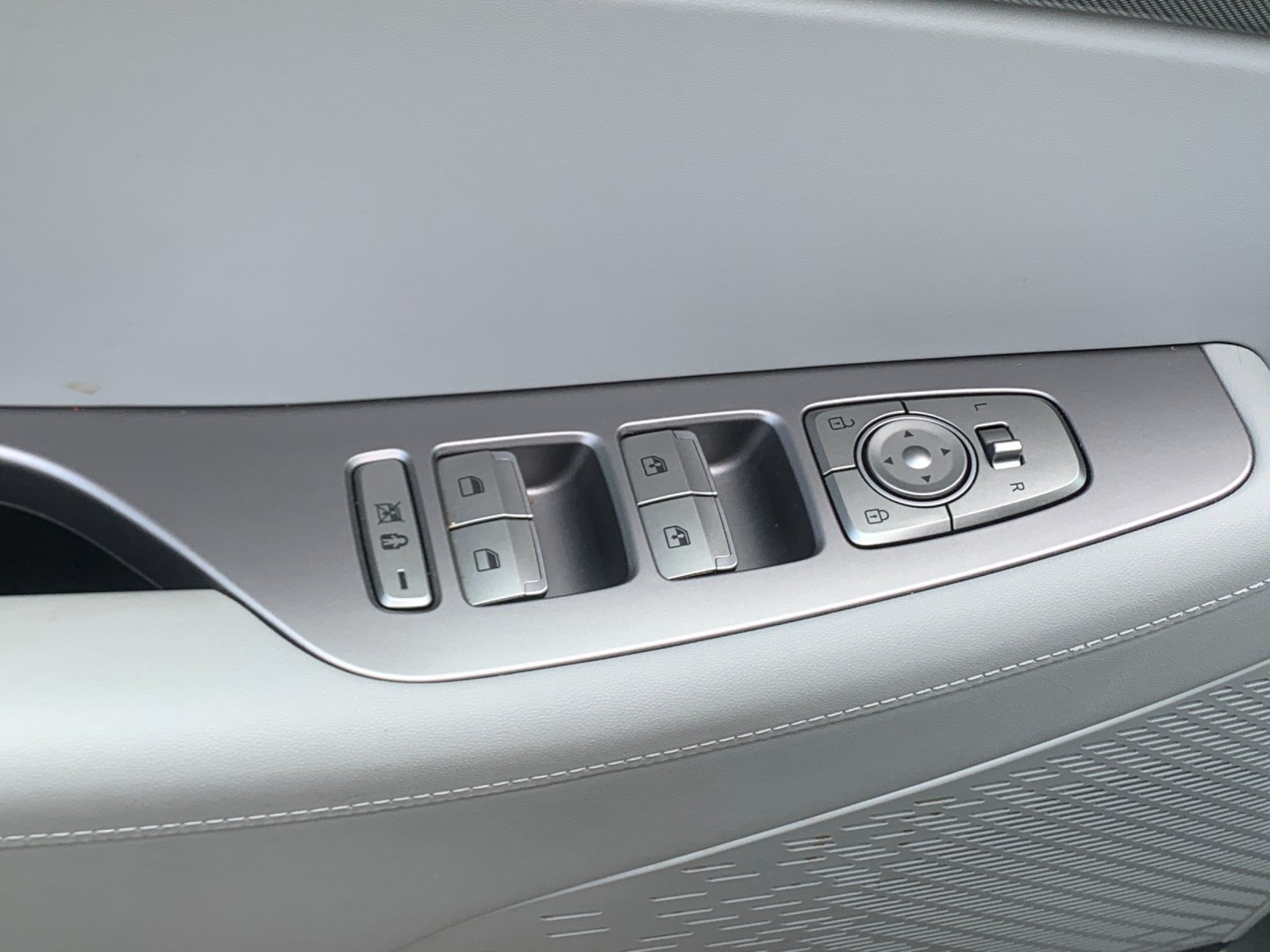 Used 2025 Graphite Hyundai SEL image 14