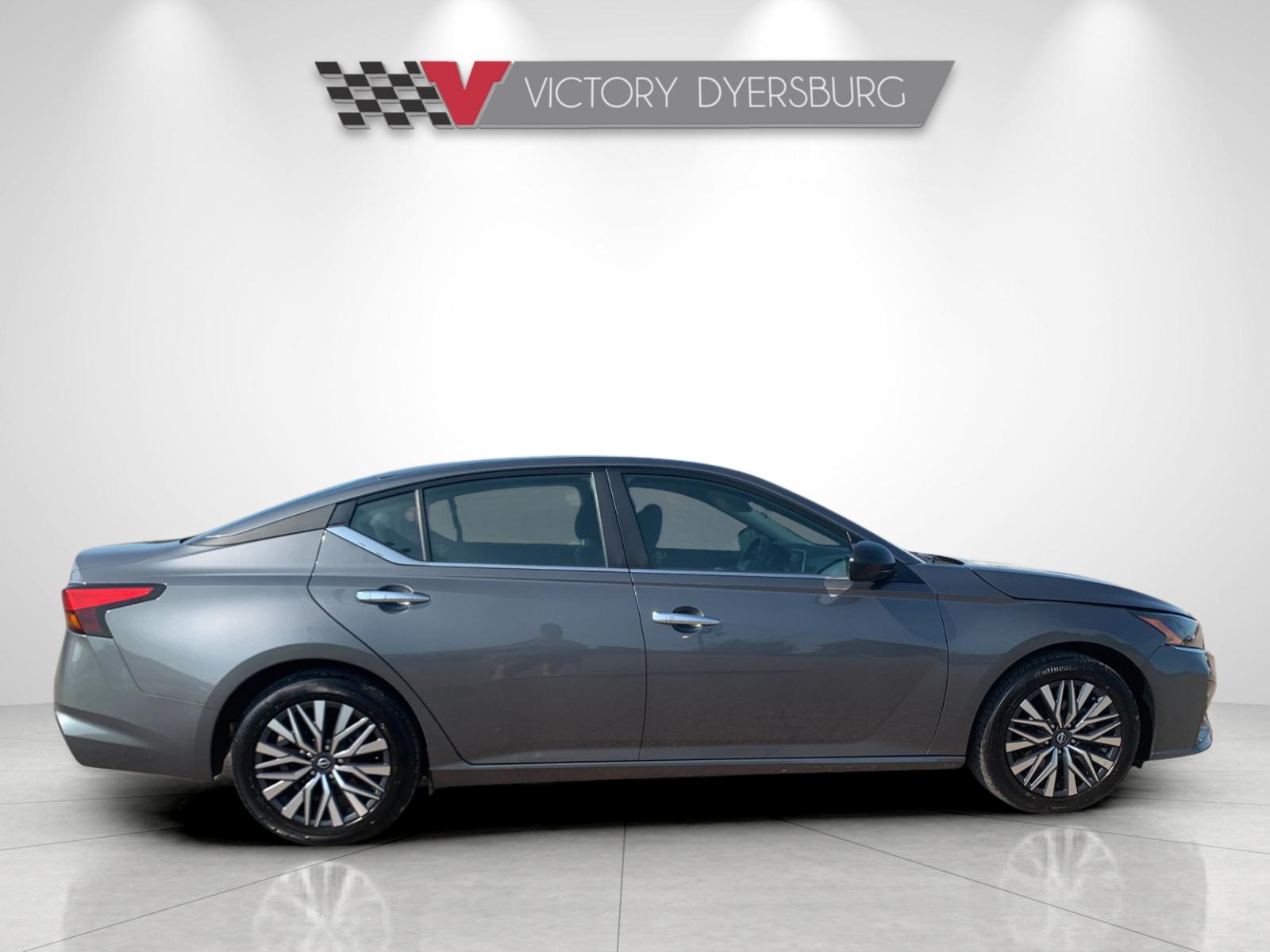 Used 2025 Gun Metallic Nissan 2.5 SV image 3