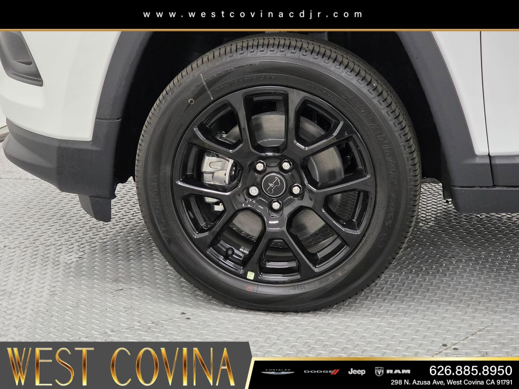 New 2026 Bright White Clear-Coat Exterior Paint Jeep Latitude image 9