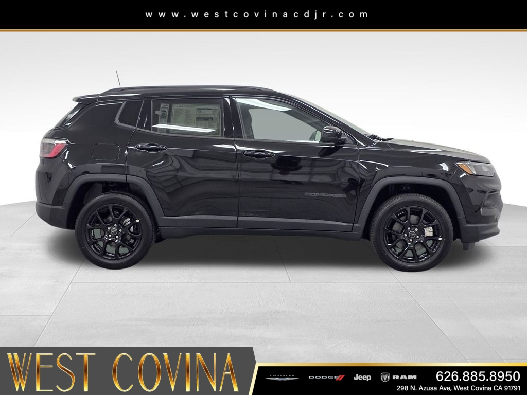 New 2026 Diamond Black Crystal Pearl-Coat Exterior Paint Jeep Latitude image 4