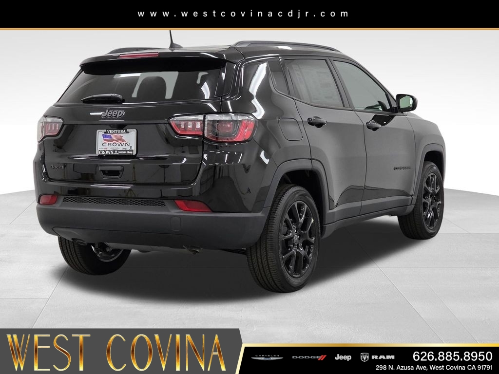 New 2026 Diamond Black Crystal Pearl-Coat Exterior Paint Jeep Latitude image 5