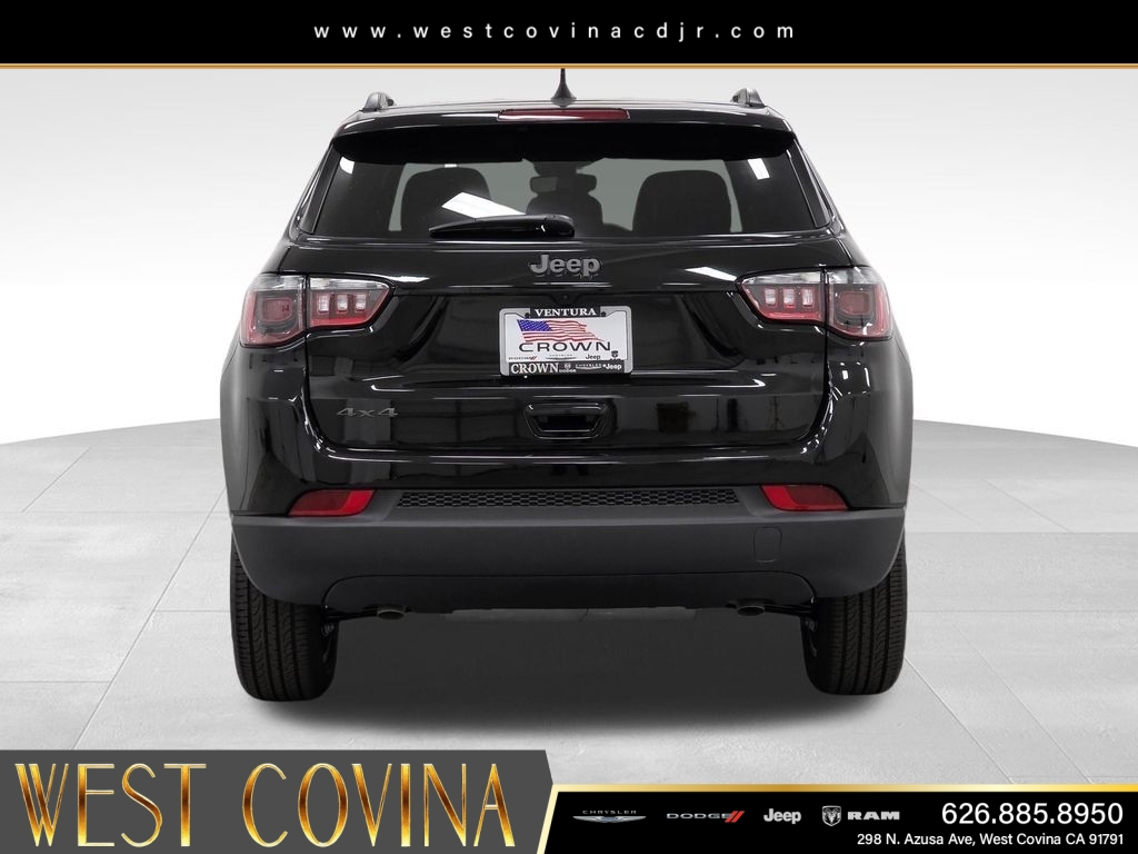 New 2026 Diamond Black Crystal Pearl-Coat Exterior Paint Jeep Latitude image 6