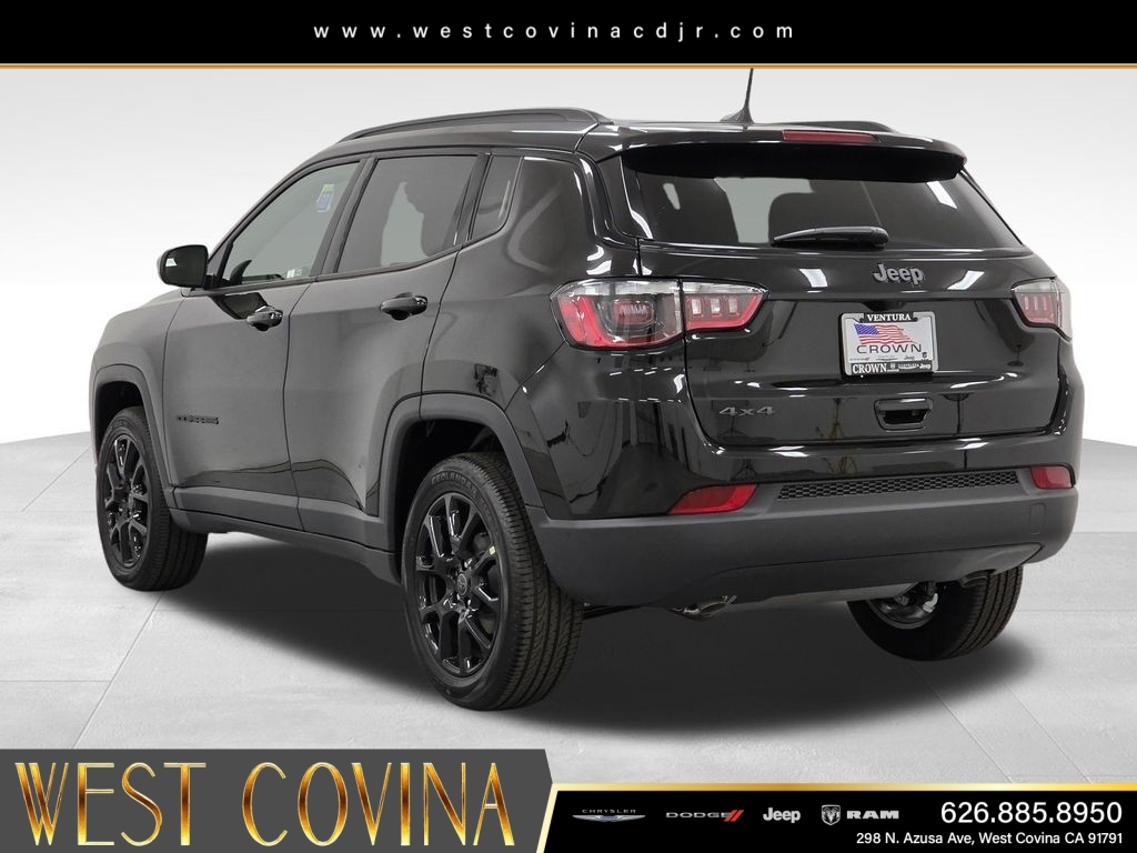 New 2026 Diamond Black Crystal Pearl-Coat Exterior Paint Jeep Latitude image 7
