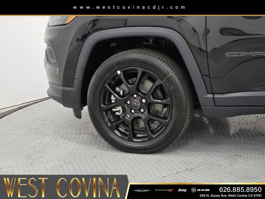 New 2026 Diamond Black Crystal Pearl-Coat Exterior Paint Jeep Latitude image 9