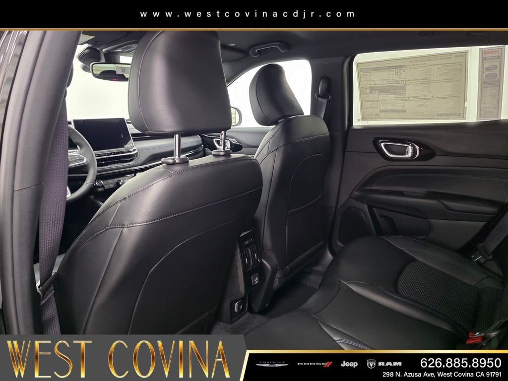 New 2026 Diamond Black Crystal Pearl-Coat Exterior Paint Jeep Latitude image 11