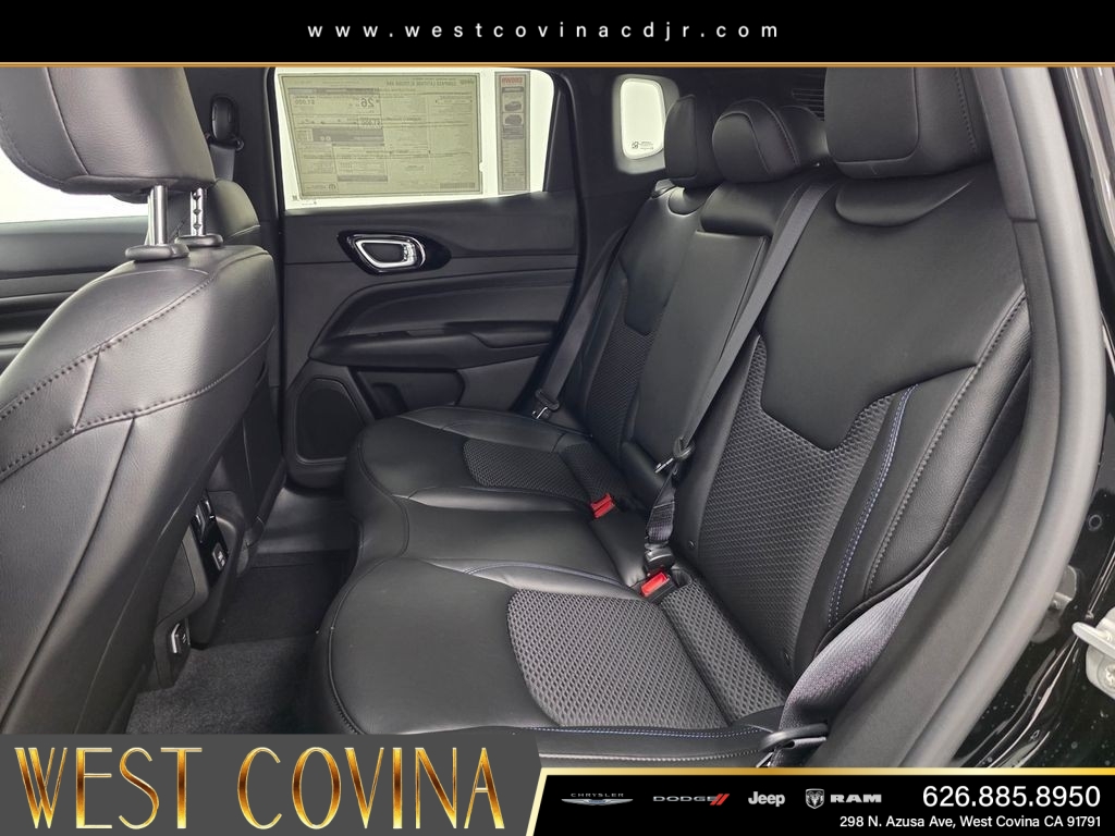 New 2026 Diamond Black Crystal Pearl-Coat Exterior Paint Jeep Latitude image 12