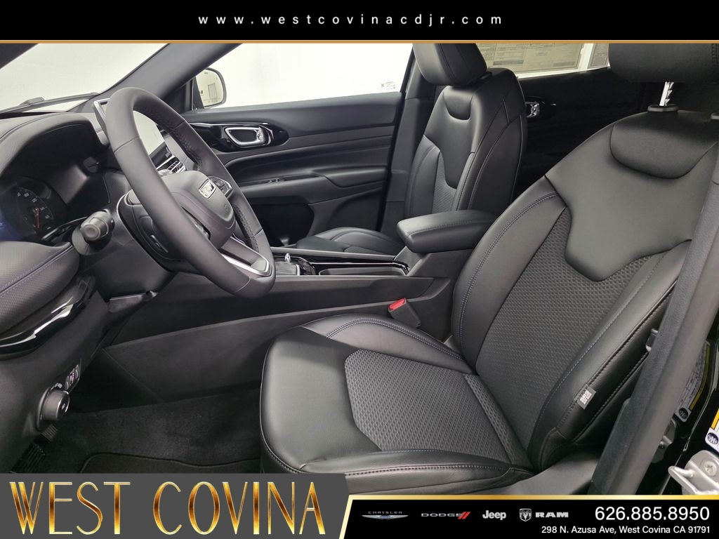 New 2026 Diamond Black Crystal Pearl-Coat Exterior Paint Jeep Latitude image 13