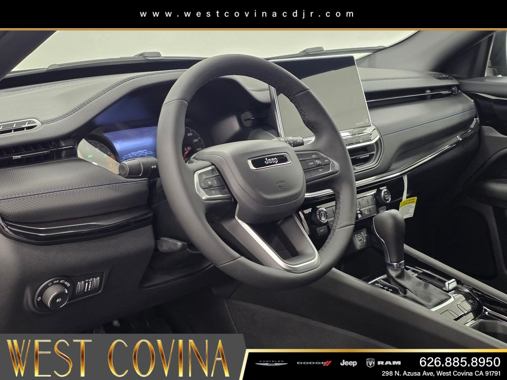 New 2026 Diamond Black Crystal Pearl-Coat Exterior Paint Jeep Latitude image 14