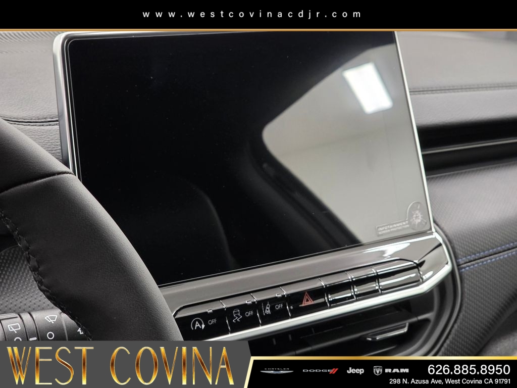 New 2026 Diamond Black Crystal Pearl-Coat Exterior Paint Jeep Latitude image 15