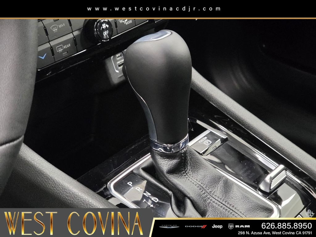New 2026 Diamond Black Crystal Pearl-Coat Exterior Paint Jeep Latitude image 16