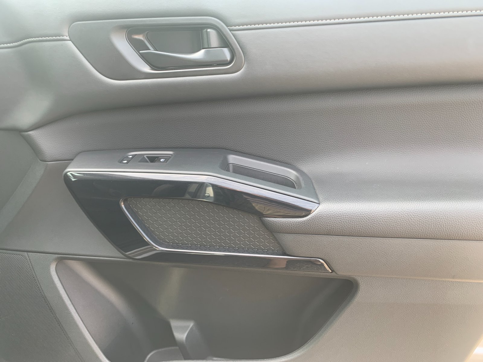 Used 2025 Silver Nissan SV image 22