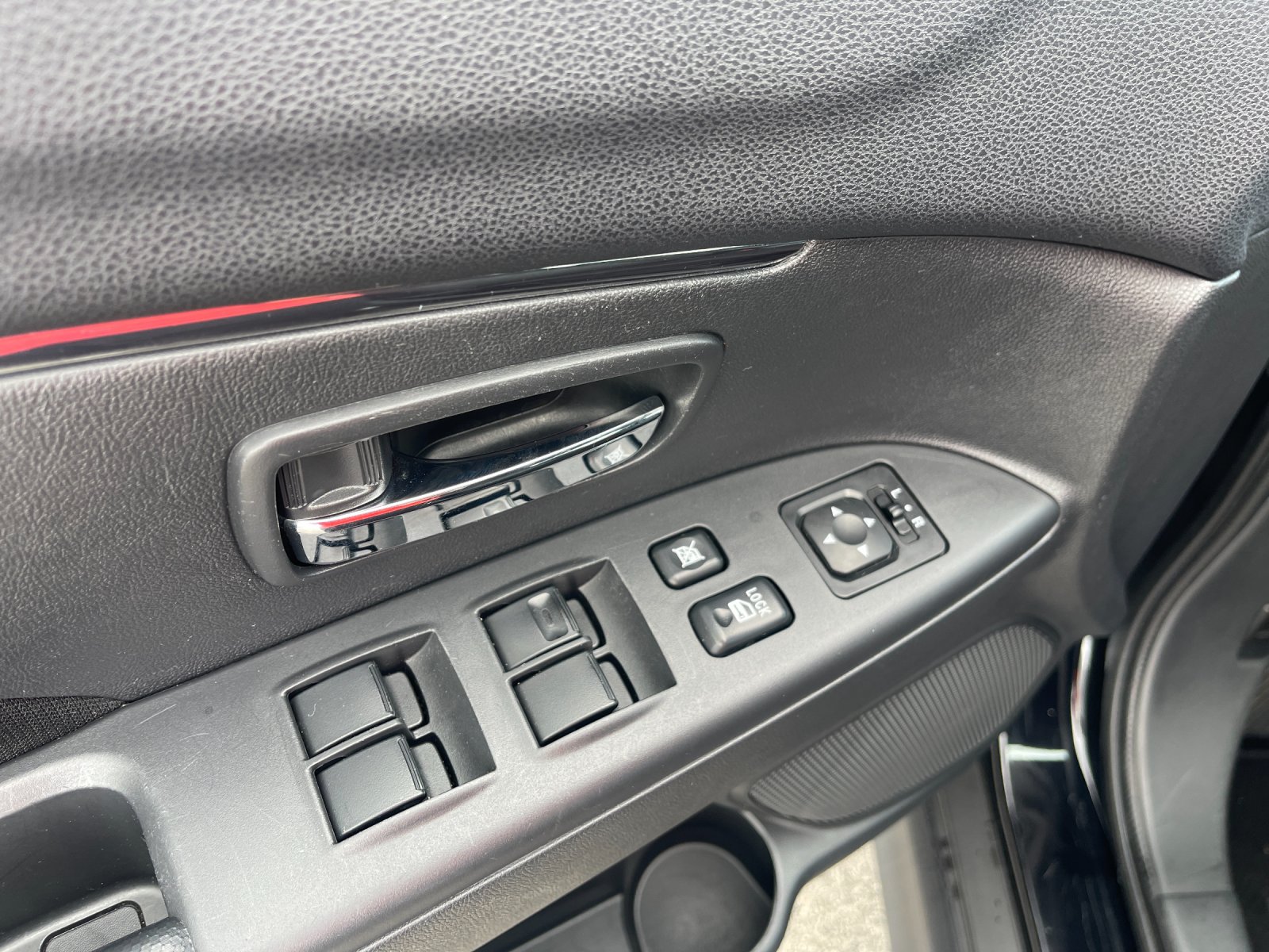 Used 2025 Silver Mitsubishi 2.0 ES image 13