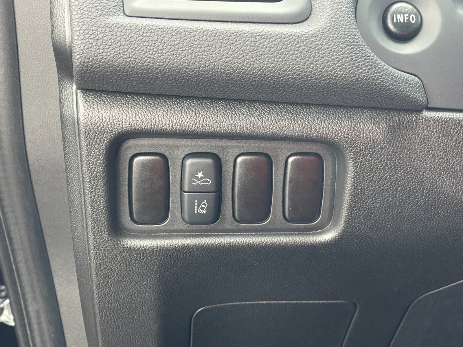 Used 2025 Silver Mitsubishi 2.0 ES image 29