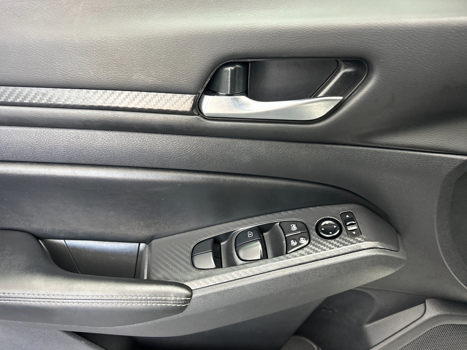 Used 2025 White Nissan 2.5 SV image 10