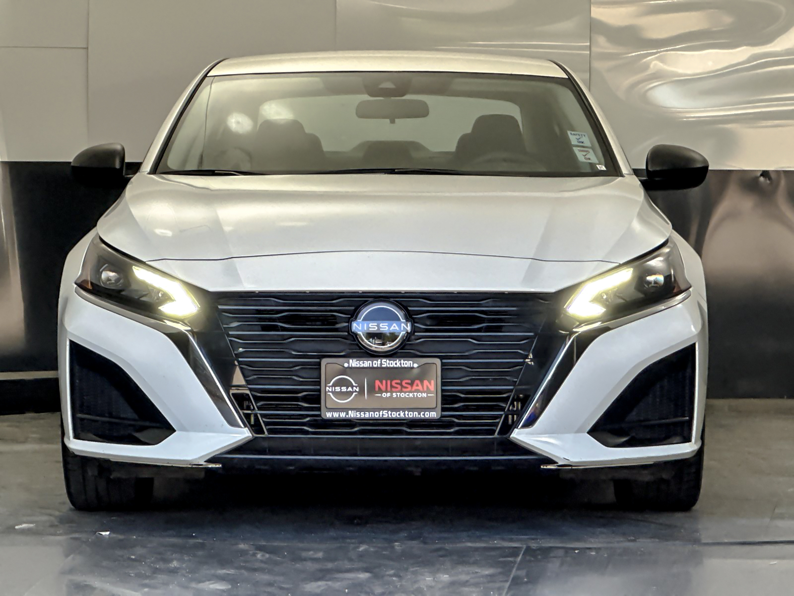 Used 2025 White Nissan 2.5 SV image 8