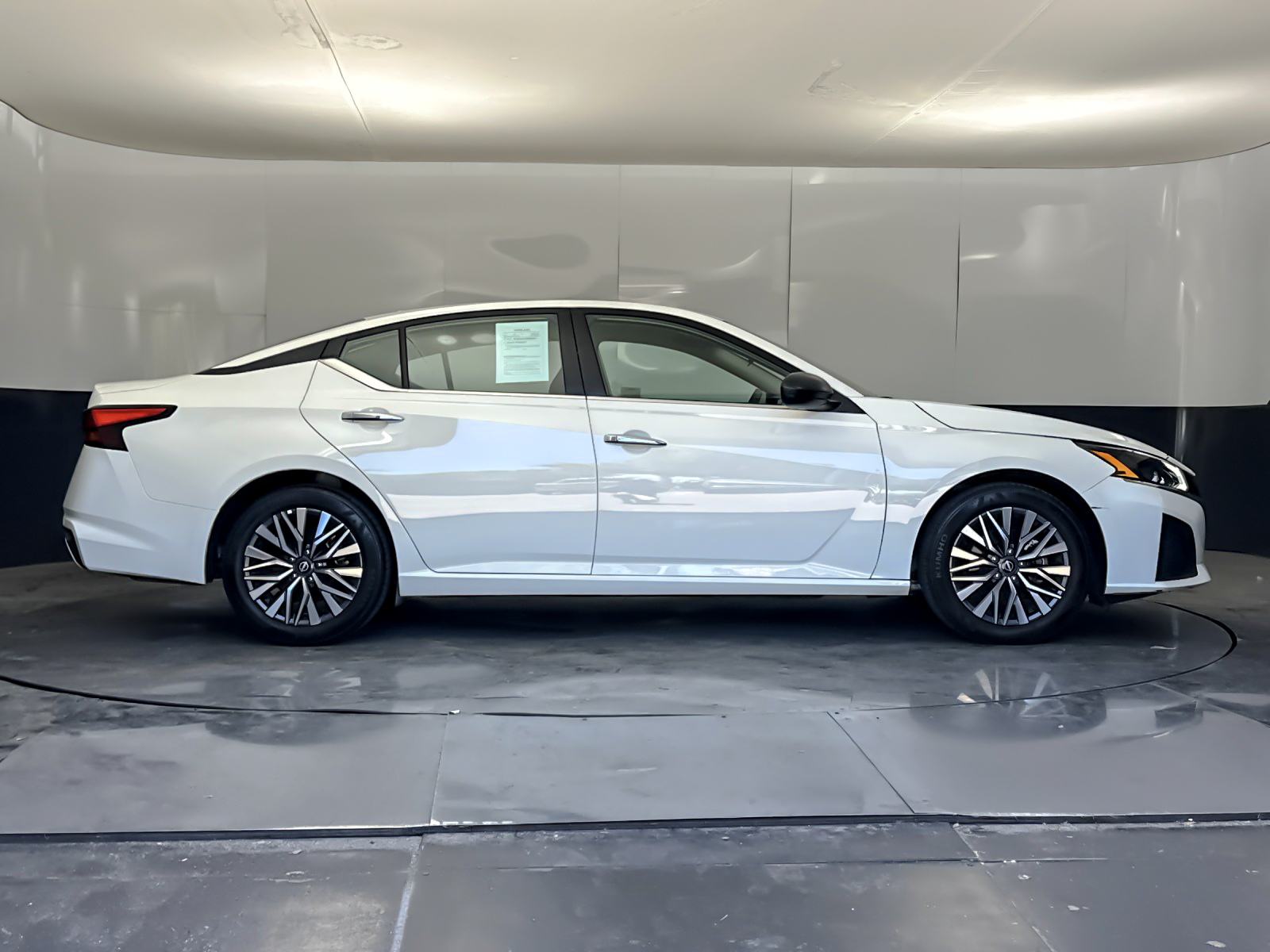 Used 2025 White Nissan 2.5 SV image 2