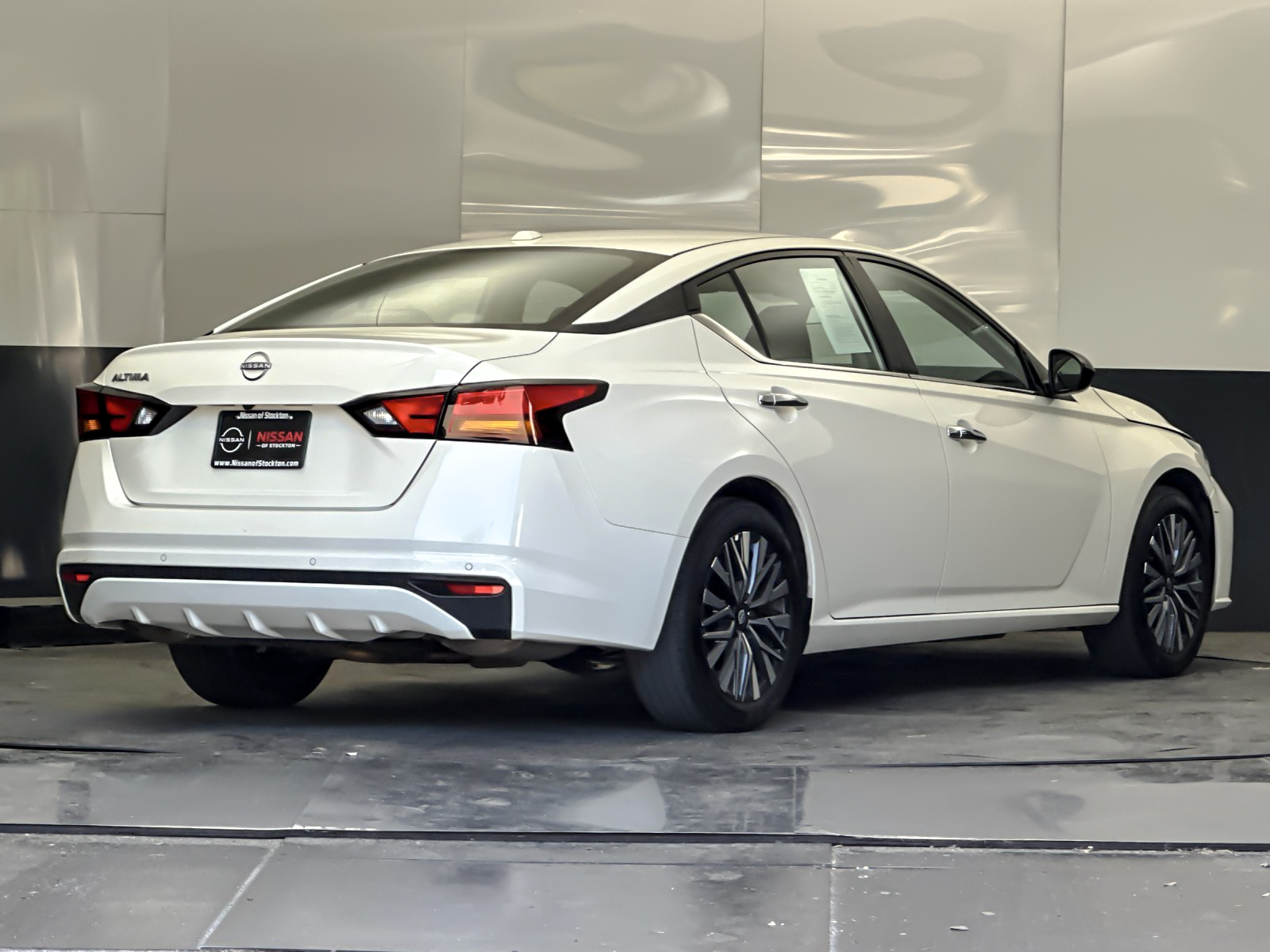 Used 2025 White Nissan 2.5 SV image 3