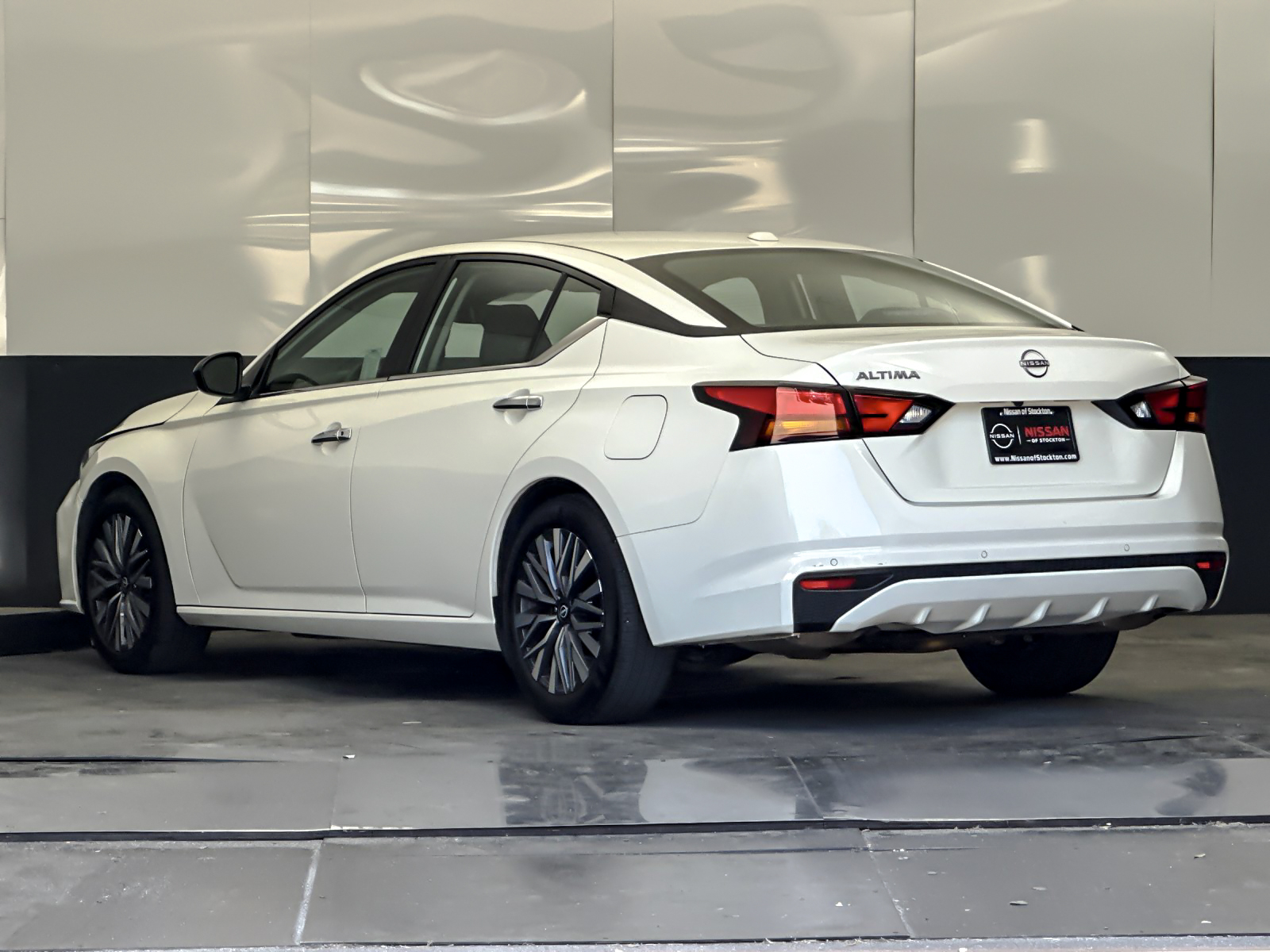 Used 2025 White Nissan 2.5 SV image 5