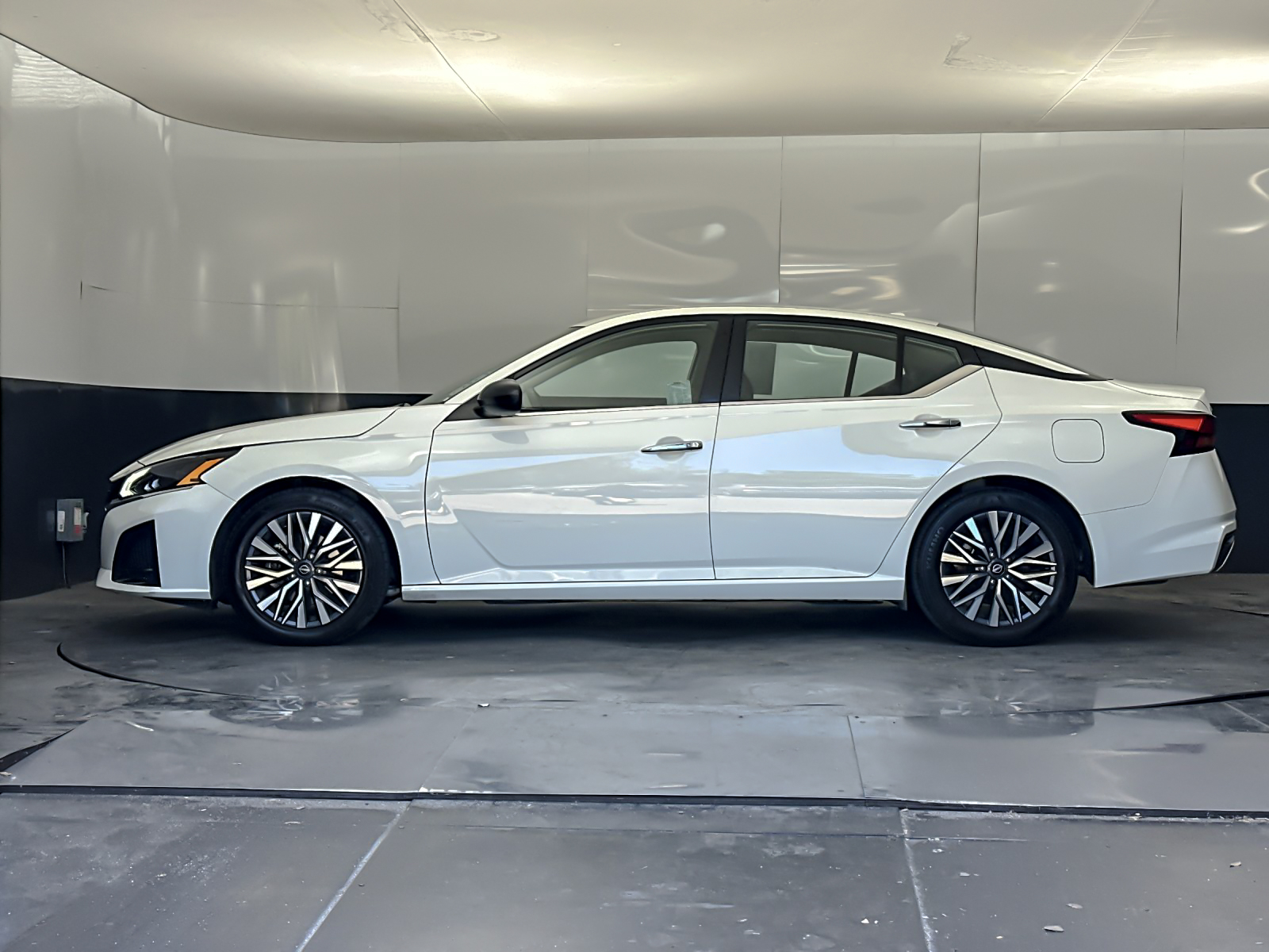 Used 2025 White Nissan 2.5 SV image 6