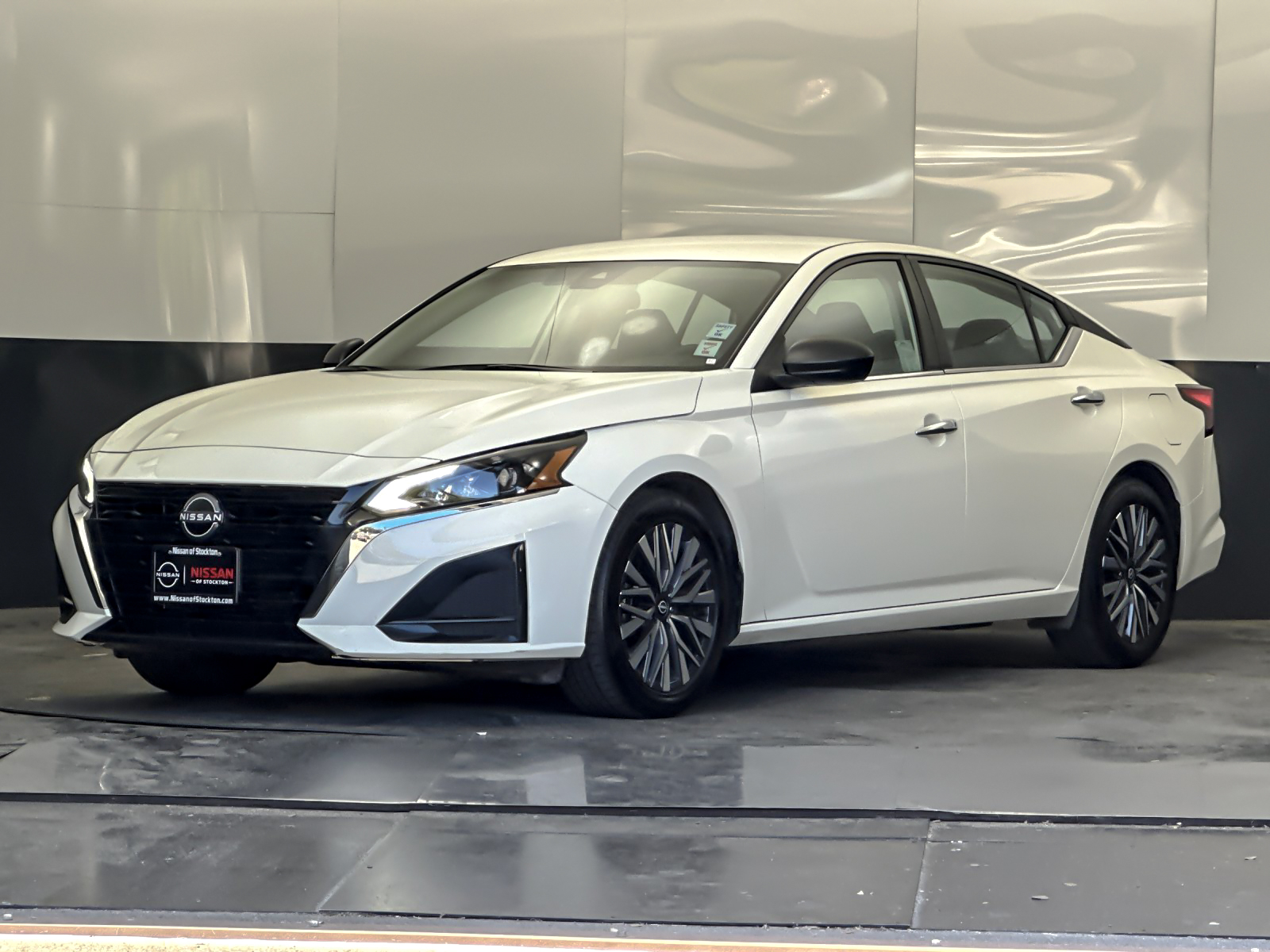 Used 2025 White Nissan 2.5 SV image 7