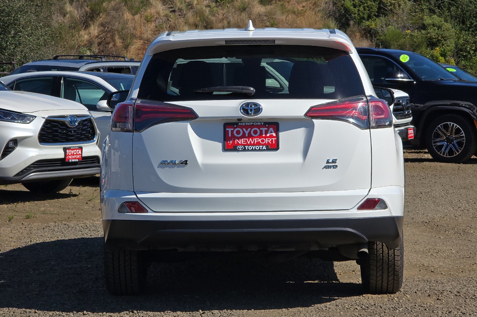 Used 2018 White Toyota LE image 5